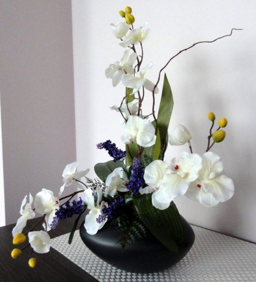 Orquidea blanca en jarrón negro