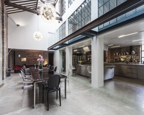 Espacio de doble altura de la fábrica
