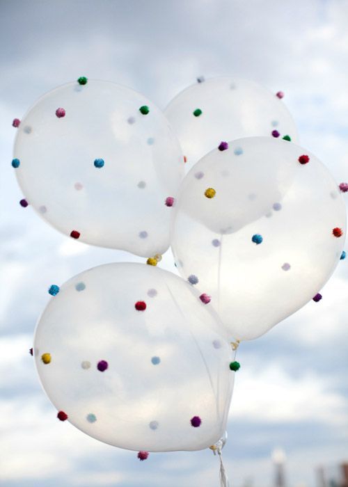 Globos con pompones de colores DIY