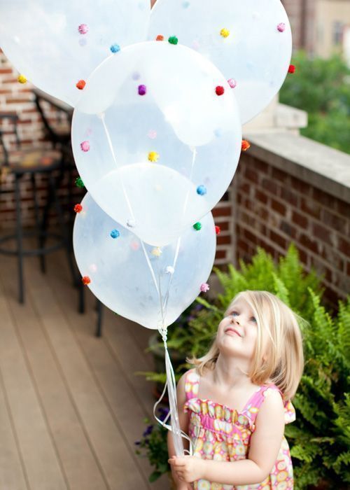 Globos con pompones para fiestas infantiles