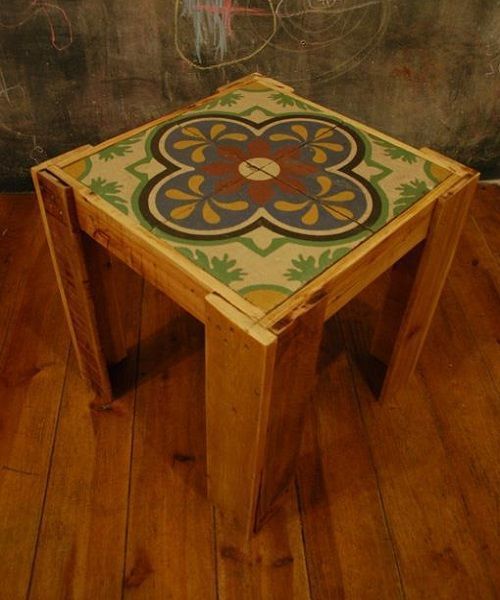Taburete hecho con pallets y azulejos