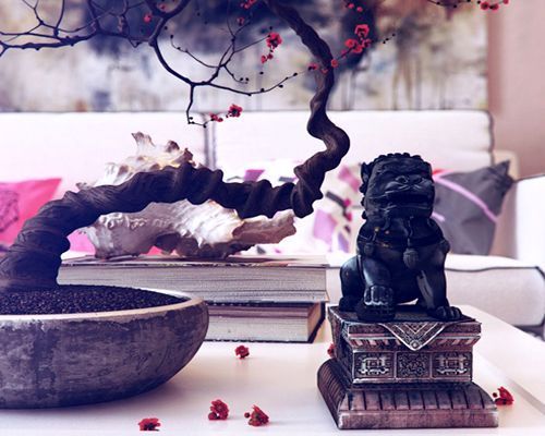 Bonsai junto a estatua de estilo zen