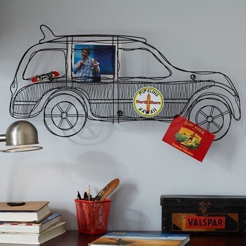 Escritorio juvenil con un coche de alambre