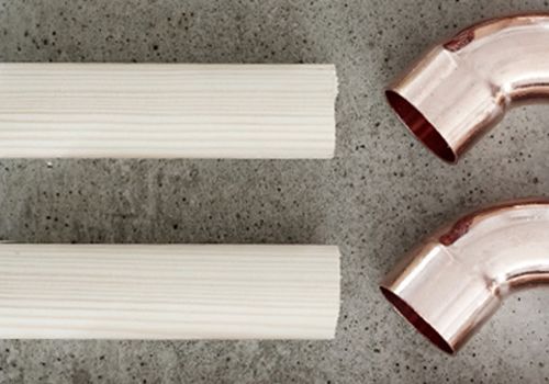 Varillas de madera y conectores de cobre