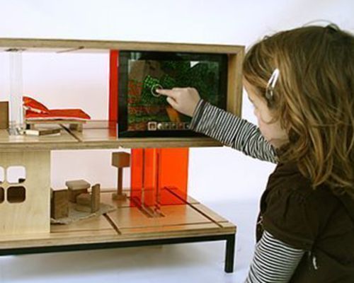 Arquitectura y tecnología en una mesa de café, Qubis Haus
