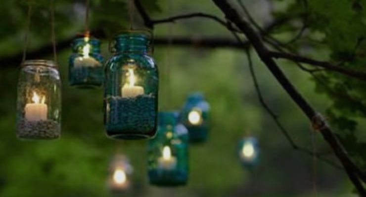 Farolillos con tarros de vidrio y velas.