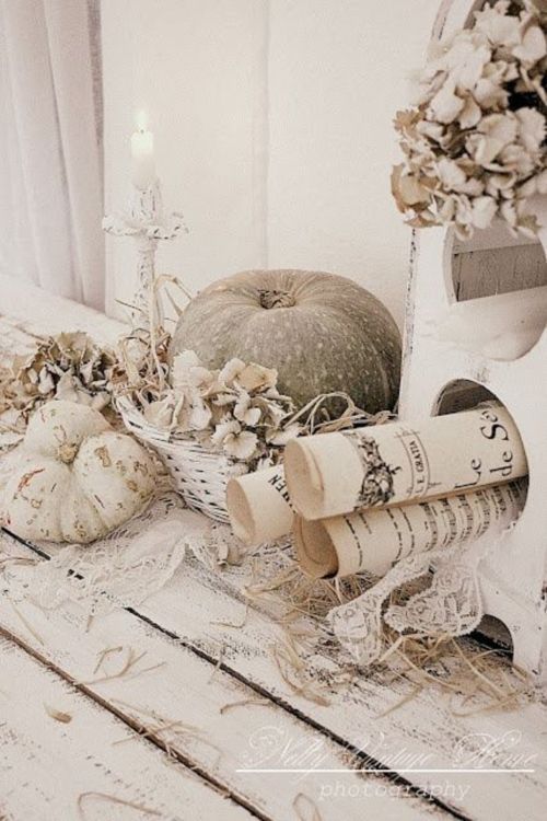 A1. Decoración de Halloween con calabazas blancas