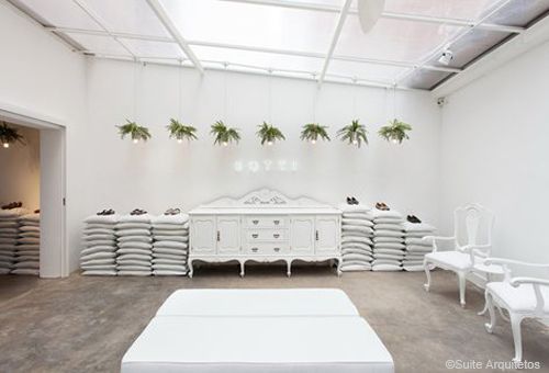 Lámparas/Planta en zapatería Botti, por Suite Architectos 
