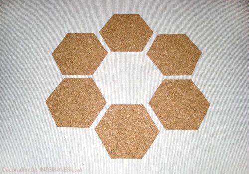 Salvamanteles de corcho, DIY. Recortar la plancha de corcho.