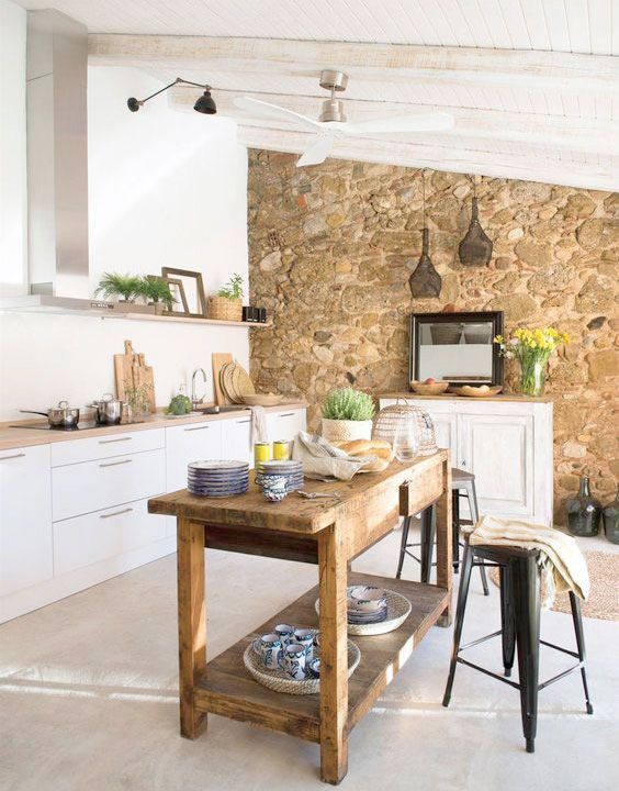 Cocina en blanco y madera natural