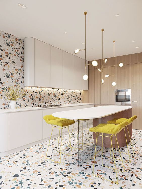 Cocina en madera y blanco con acentos de color